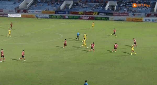 Văn Thanh nhận thẻ đỏ, CAHN thua sốc trên sân Quảng Nam ảnh 8 Văn Thanh nhận thẻ đỏ, CAHN thua sốc trên sân Quảng Nam ảnh 8