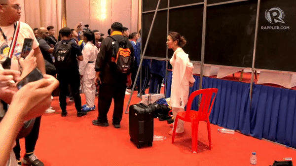 Junna Tsukii tỏ ra bức xúc vì bị xử thua Junna Tsukii tỏ ra bức xúc vì bị xử thua