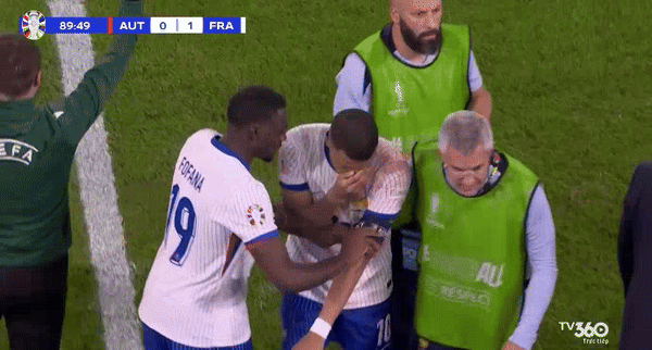 Mbappe ôm cái mũi đầy máu rời sân ở phút 90 Mbappe ôm cái mũi đầy máu rời sân ở phút 90