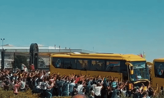 Cảnh NHM chạy theo xe của Ronaldo Cảnh NHM chạy theo xe của Ronaldo