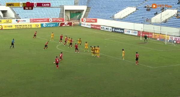 Văn Thanh nhận thẻ đỏ, CAHN thua sốc trên sân Quảng Nam ảnh 5 Văn Thanh nhận thẻ đỏ, CAHN thua sốc trên sân Quảng Nam ảnh 5