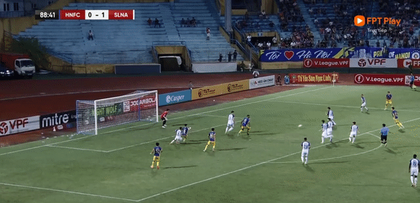 Thua SLNA trên sân nhà, CLB Hà Nội bị kìm chân trong cuộc đua vô địch ảnh 8 Thua SLNA trên sân nhà, CLB Hà Nội bị kìm chân trong cuộc đua vô địch ảnh 8