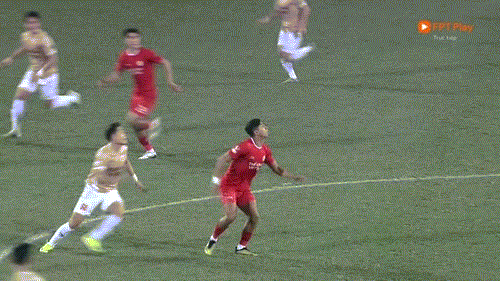 Pha bóng khiến Việt Anh phải rời sân Pha bóng khiến Việt Anh phải rời sân