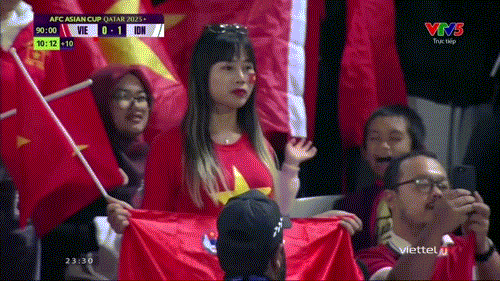 Pha đá phạt phút 90+10 của Văn Thanh...