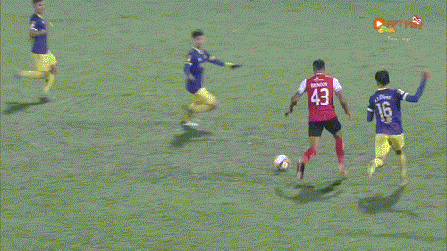 Văn Quyết và đồng đội hưởng niềm vui thắng trận trước CLB TP.HCM sau 3 trận toàn hòa và thua ảnh 48