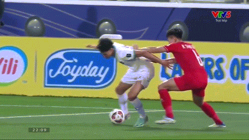 ... và tình huống phạm lỗi dẫn đến bàn thua trên chấm phạt đền của Thanh Bình.