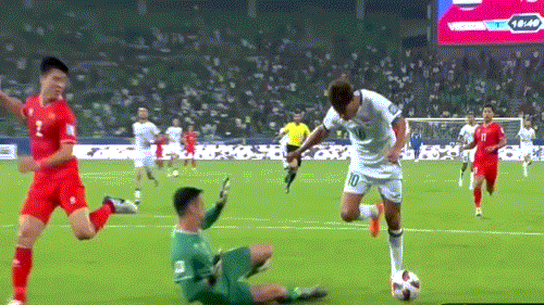 Đường chuyền về vào chân đội bạn của Văn Thanh dẫn đến tình huống phạm lỗi sau đó của Filip Nguyễn, mang đến quả phạt đền cho Iraq. Đường chuyền về vào chân đội bạn của Văn Thanh dẫn đến tình huống phạm lỗi sau đó của Filip Nguyễn, mang đến quả phạt đền cho Iraq.