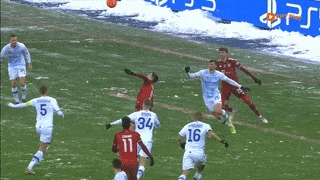 Lewandowski 'ngã bàn đèn' trong mưa tuyết, Bayern Munich dễ dàng vào vòng trong