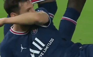 Messi có hành động 'hạ mình' gây tranh cãi