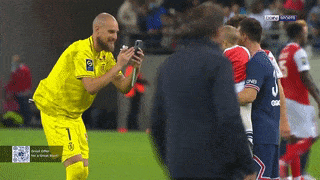  Thủ môn Reims bế con trai xin chụp ảnh cùng Messi, cả sân vận động 'phát điên'