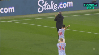 Bruno Fernandes đối đầu với CĐV để bênh thầy Solskjaer sau trận thua thảm