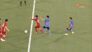 Sao Liverpool chơi xấu khiến Quang Hải nằm sân