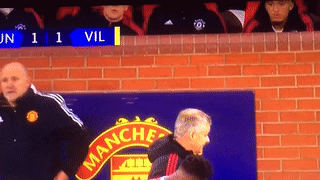 Sao M.U nhổ bã kẹo cao su vào đầu trợ lý HLV vì không được vào sân