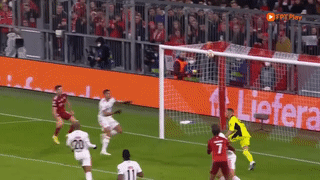 Lewandowski lập hat-trick, bỏ xa kỷ lục của Messi và Ronaldo