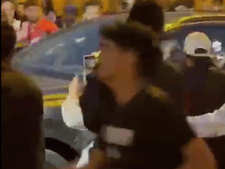 HLV Barca Koeman và vợ bị người hâm mộ chặn xe 'đòi đánh' vì để thua Real Madrid