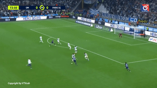 Messi bị cổ động viên Marseille rượt đuổi trên sân