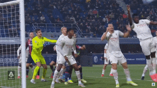 Ibrahimovic lần đầu tiên phản lưới nhà trong sự nghiệp