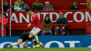 Video: Ronaldo nổi điên, đá thẳng vào hạ bộ cầu thủ Liverpool