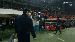 HLV Spartak Moscow phản ứng hài hước khi bị 'thuyền trưởng' Napoli từ chối bắt tay