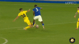 Sao trẻ Ngoại Hạng Anh gãy chân, nhập viện khẩn cấp vì cú vào bóng phi thể thao