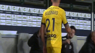 Khoảnh khắc thoáng qua người hâm mộ được thấy Quang Hải. Khoảnh khắc thoáng qua người hâm mộ được thấy Quang Hải.