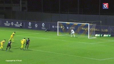 Erwin Koffi lại dứt điểm hỏng ăn trên chấm phạt đền.