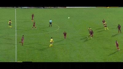 Tình huống Quang Hải khống chế tốt tình huống bóng hai và phối hợp với Yattara. Tình huống Quang Hải khống chế tốt tình huống bóng hai và phối hợp với Yattara.