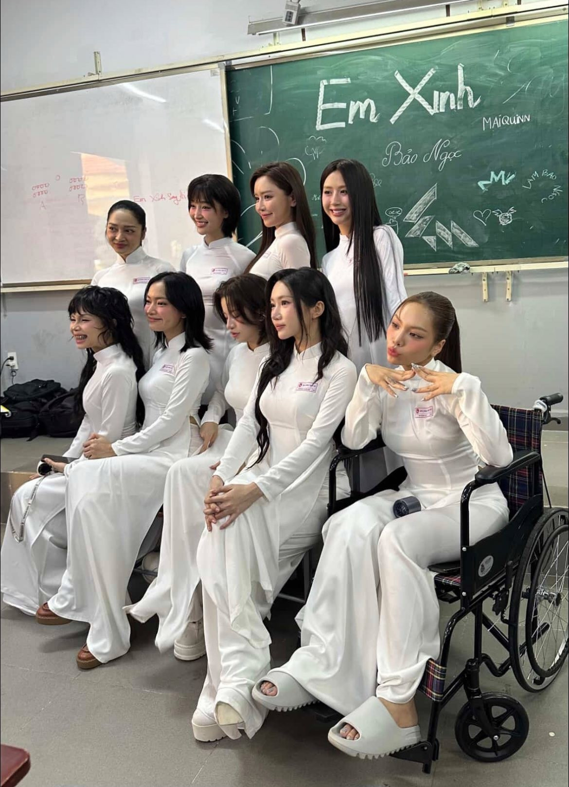 Đặc biệt, nhan sắc của loạt mỹ nhân cùng tà áo dài trắng viral vì “tuyệt đối điện ảnh”. 518380672-1322558612563317-2806193983021668991-n.jpg