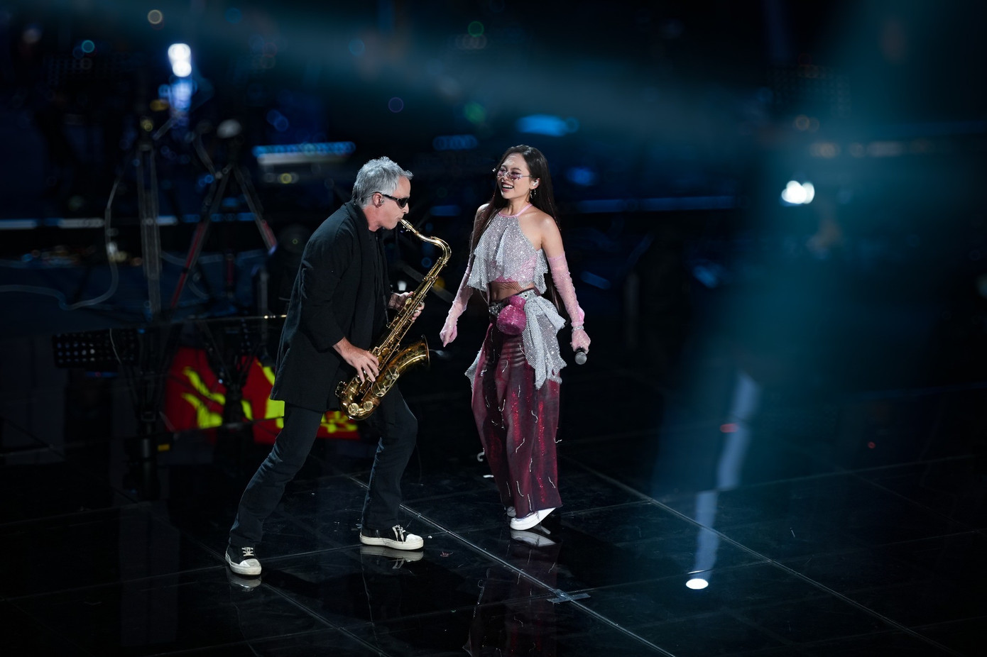 Phương Mỹ Chi đốt cháy sân khấu với phần trình diễn kết hợp cùng nghệ sĩ saxophone. 518393318-1279431233551095-6289829763204022545-n.jpg