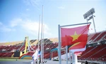 Cờ Việt Nam tung bay trên sân vận động Rajamangala trước giờ khai mạc SEA Games 33 (Ảnh Minh Minh)