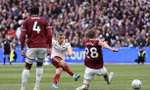 Arsenal giành 3 điểm tranh cãi trước Westham 