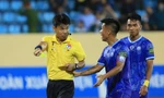 Trọng tài lâu lâu lại thành điểm nóng ở V-League dù VFF, VPF đã áp dụng công nghệ VAR.