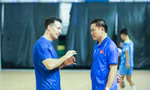 Phó chủ tịch VFF Trần Anh Tú trao đổi với ông Giustozzi về công tác chuyên môn của đội tuyển futsal Việt Nam