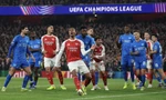 Arsenal vào tứ kết Champions League 