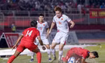 Một mình Hoàng Đức ở giữa sân không đủ giúp lối chơi của đội tuyển Việt Nam giàu sức sáng tạo và đột biến. 