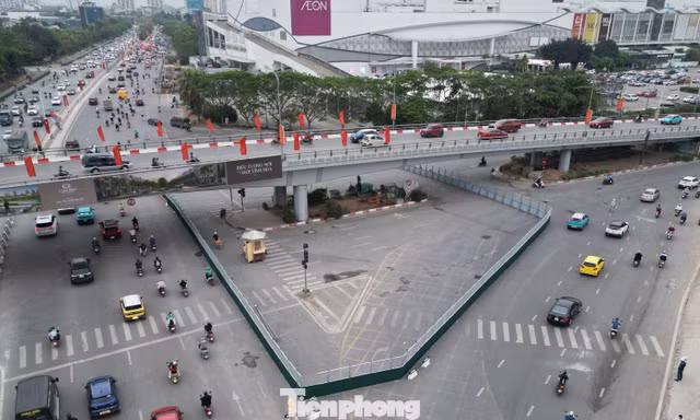 Rào chắn tại nút giao Cổ Linh để phục vụ dự án thi công hầm chui