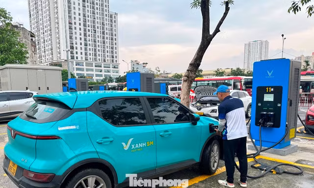Cận cảnh các trạm sạc xe điện ở bến xe Hà Nội bắt đầu phục vụ người dân