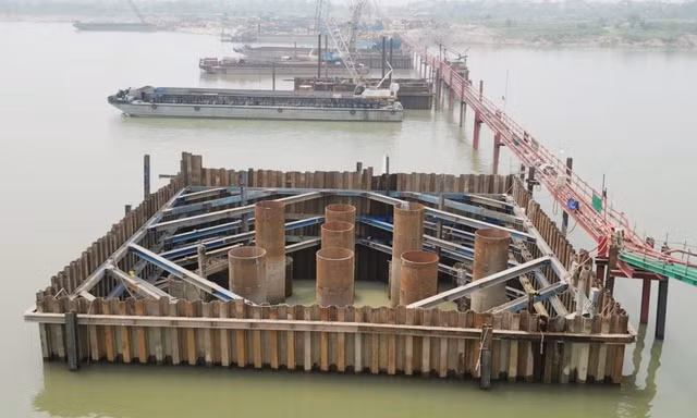 Cận cảnh cọc khoan nhồi cầu Hồng Hà dài 11 mét trên sông Hồng