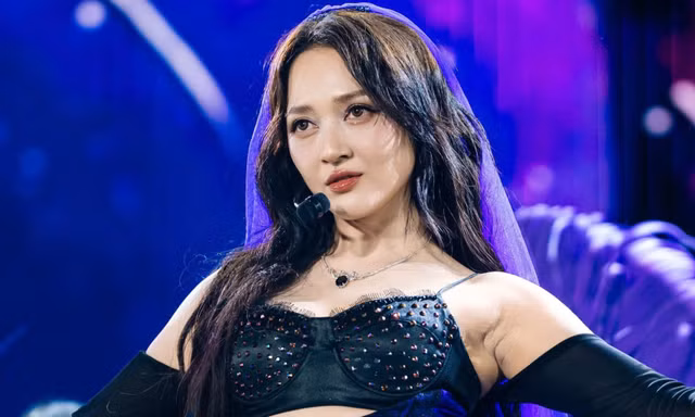 Hơn 30 anh trai, em xinh diễn hit triệu view giữa biển người ở Vạn Phúc