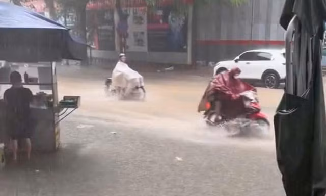 Hà Nội xuất hiện hơn 10 điểm ngập sau trận mưa sáng 11/10