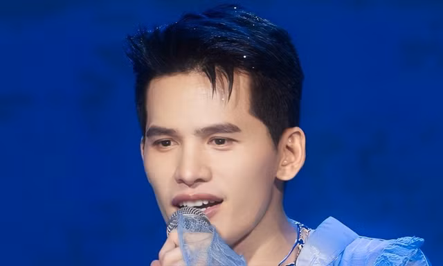 Quốc Thiên khóc trước biển người