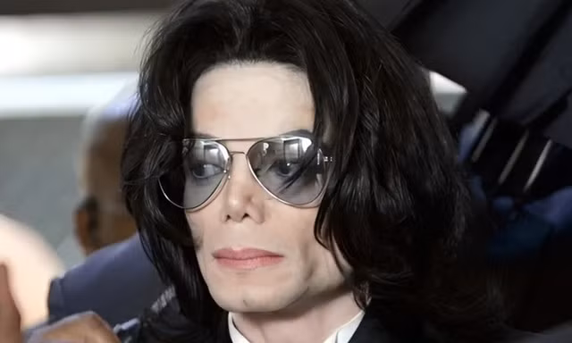 Bỏ quên quá khứ trần trụi, đen tối của Michael Jackson
