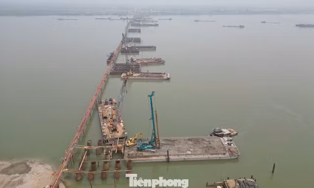 Cầu Hồng Hà: 80% cọc khoan nhồi đã được cắm xuống lòng sông Hồng 