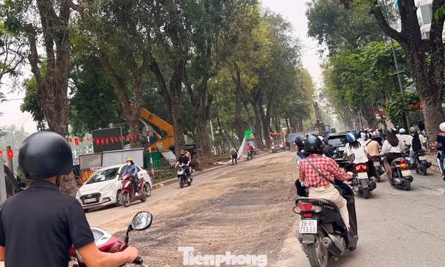 Hà Nội: Bắt đầu dỡ rào tại một số 'lô cốt' dự án chống ngập 