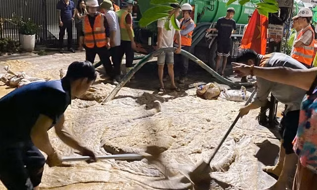 Bùn lỏng lại phun trào trên phố tại dự án metro Hà Nội