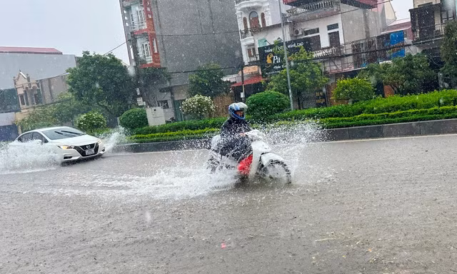 Mưa lớn tại Hưng Yên gây ngập nặng nhiều tuyến phố