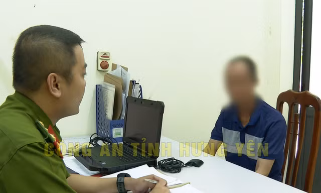 Khởi tố vụ bố bạo hành con đẻ vì ‘mẹ không gửi tiền về’