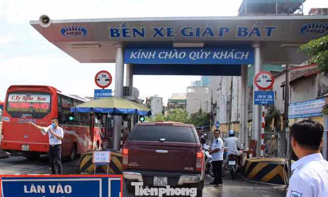 Bến xe ở Hà Nội đang cho phương tiện vào đón trả khách thế nào?