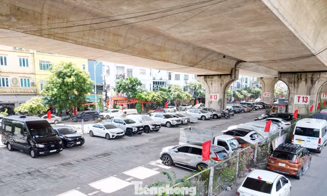 Bãi xe gầm cầu Vĩnh Tuy treo biển 'giải tỏa', từ chối nhận trông giữ xe