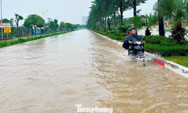 Nước sông Nhuệ dâng cao, tuyến đường 6 làn xe ở Hà Nội hóa thành sông